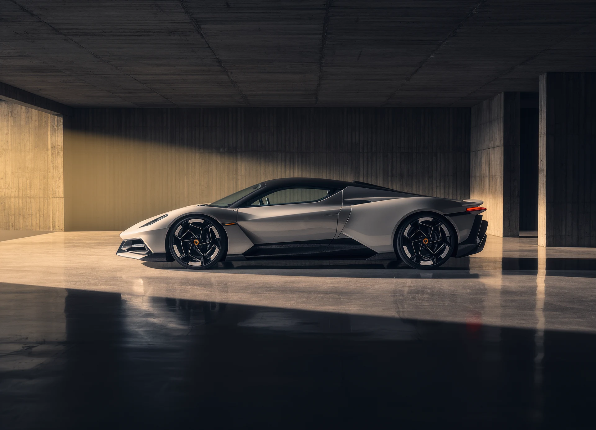 Featured image for Ultimate Supercar Simulator Experience showing sim racing content